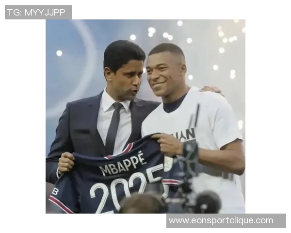 绝平巴黎伊桑与姆巴佩庆祝合影展现兄弟情深与奋斗历程