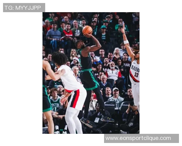 杰伦布朗半场表现惊艳10投8中三分命中率高达80砍下22分引领球队奋勇争先